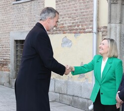 Su Majestad el Rey recibe el saludo de la secretaria de Estado de Defensa, Amparo Valcarce